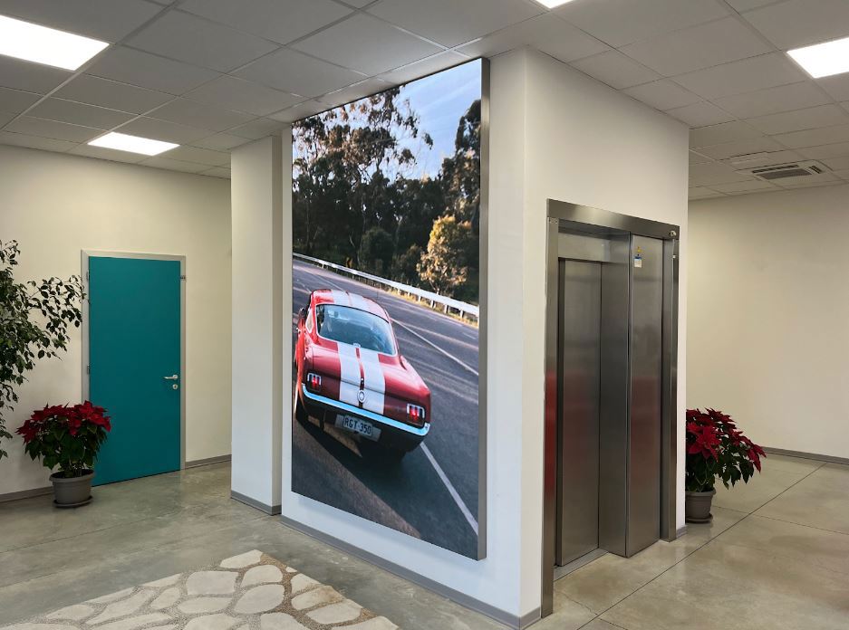 schermo pubblicitario interno hotel