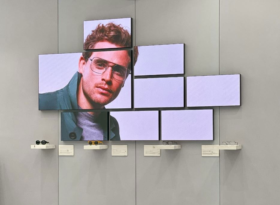 schermo pubblicitario interno showroom